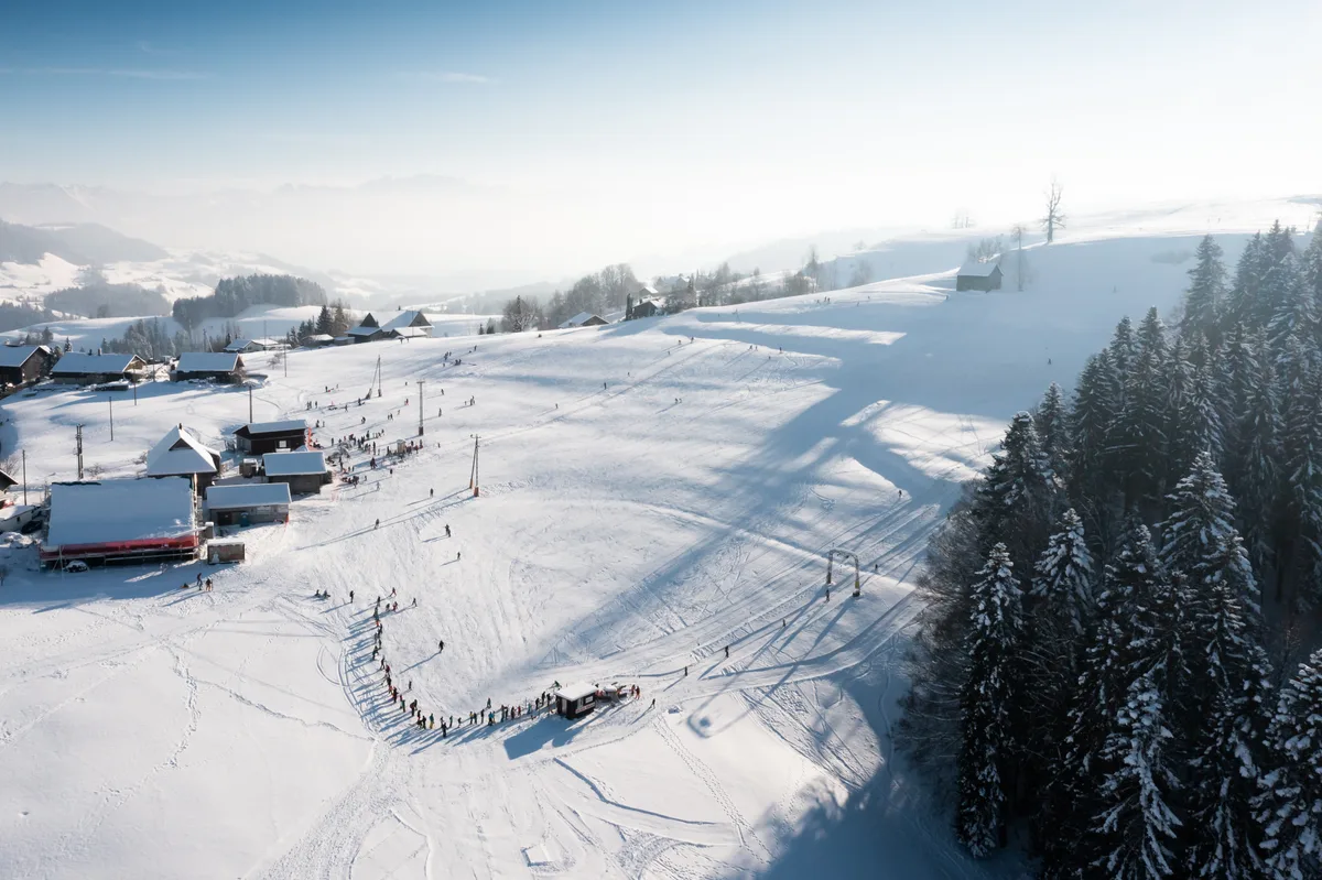 Schlangen wie hier im Januar 2022 gab es dieses Jahr auf dem Ghöch nicht. Auch der Schnee war Mangelware. Man sieht das Skigebiet Ghöch von oben.